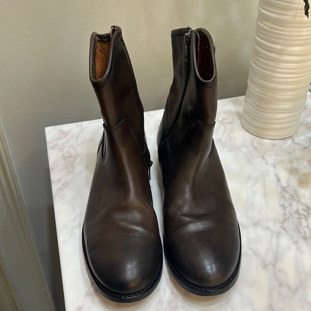 Frye Melissa, short button brown boot, size 8